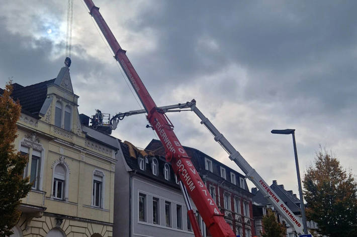 Mit Hilfe von großen Kranen wird das Dach abgetragen.