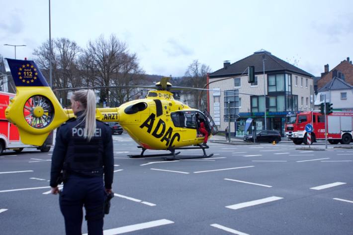 Hubschrauber landet auf Verkehrskreuzung