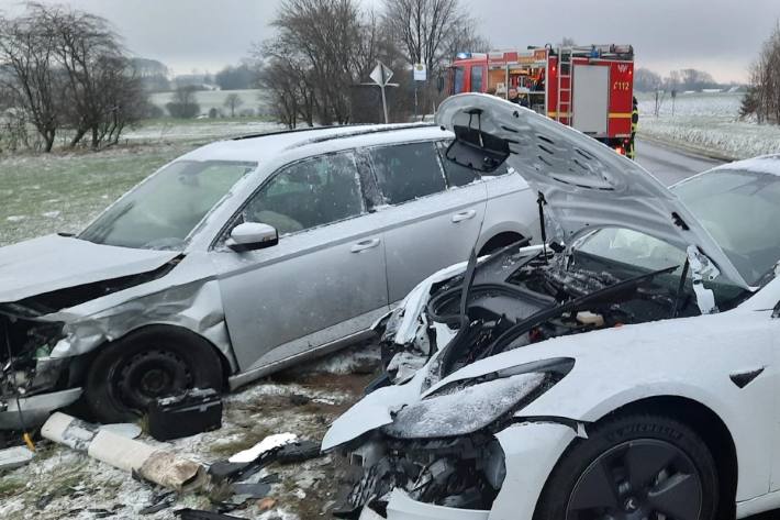 Frontalkollision zwischen Audi und Tesla.