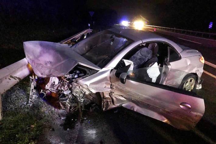 Durch den Unfall in Landau wurden Fahrzeugteile über beide Richtungsfahrbahnen verteilt