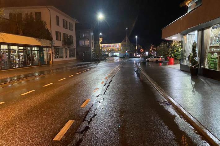 In SIns im Kanton Aargau kam es zu einem Unfall zwischen einem Fussgänger und einem Personenwagen.