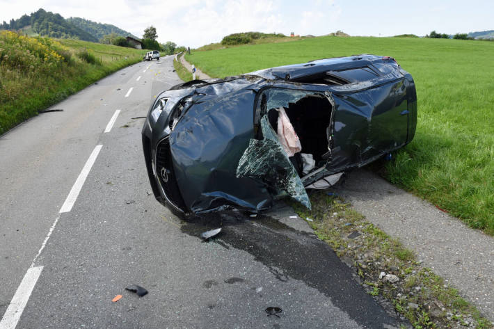 Zwei Verletzte bei Kollision zwischen Personenwagen und Lieferwagen