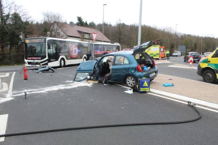 Zusammenstoß zwischen Bus und Pkw