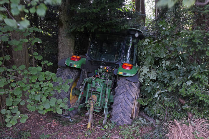 Eine Person bei Unfall mit landwirtschaftlichem Gefährt verletzt