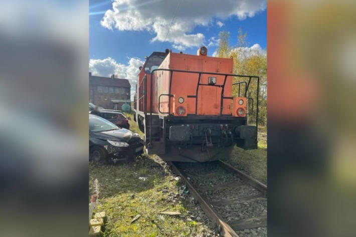 Zu nah am Gleis geparkt – Güterzug stößt gegen Fahrzeug