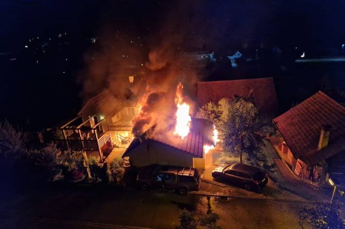 Die Flammen griffen auch schon auf das Einfamilienhaus über 