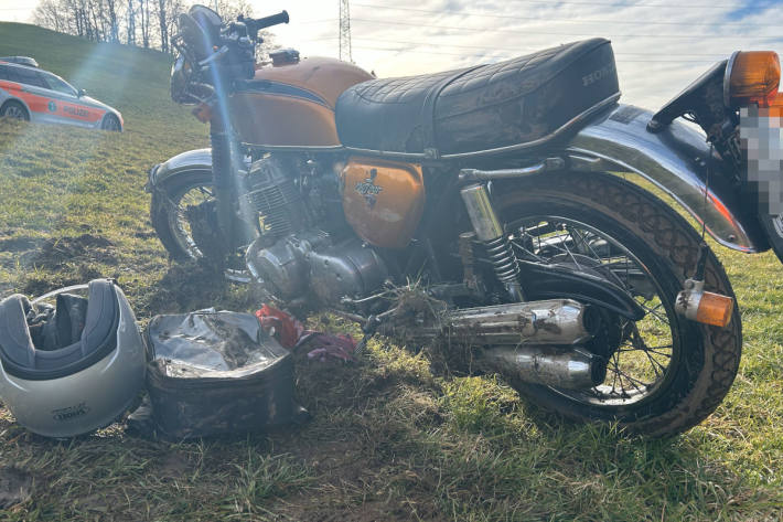 Der 76-jährige Motorradfahrer kam mit seiner Maschine von der Strasse ab.