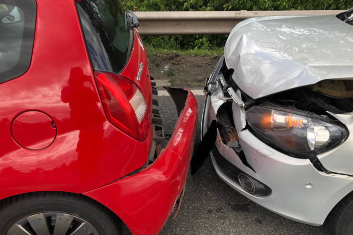 Am Unfall beteiligte Fahrzeuge auf der B9 bei Worms