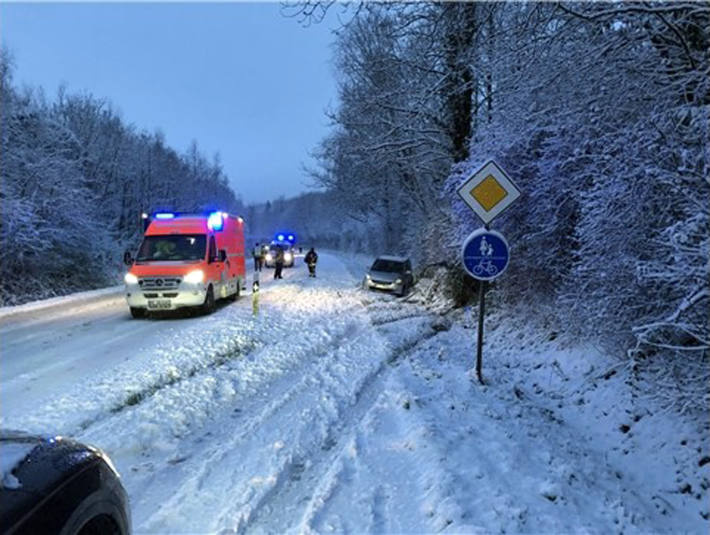 Bei schneebedeckter Fahrbahn verunfallt – 24-Jährige verletzt