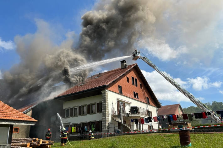 Zur Brandbekämpfung musste das Dach der Scheune teilweise entfernt werden.