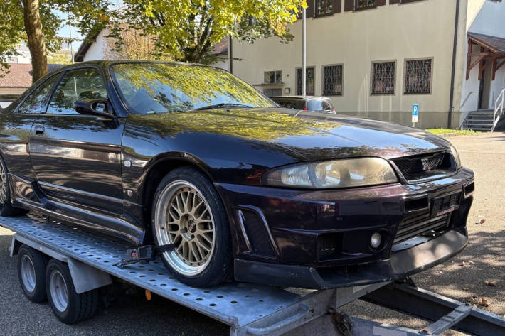 Der Nissan Skyline wurde am Zoll vorbei geschmuggelt.