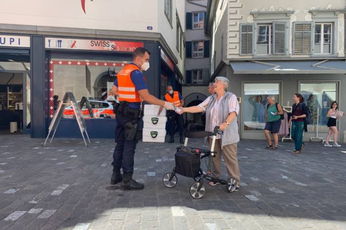 Die Stadtpolizei Chur verteilt Wasserflaschen.