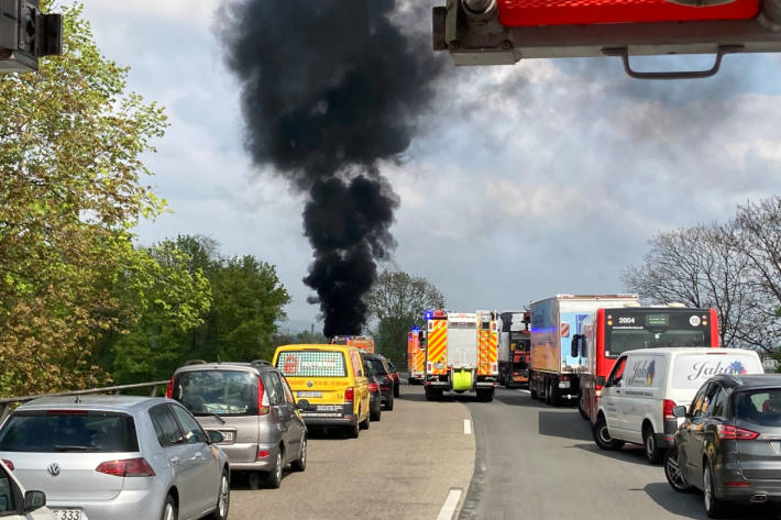 Brand eines Motorbootes auf der Autobahn A565 bei Bonn