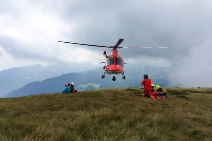 Erfolgreicher Rega-Einsatz für eine abgestürzte Wanderin im Nebel am Widderfeld