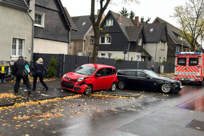 Der BMW prallte gegen einen parkenden Fiat.