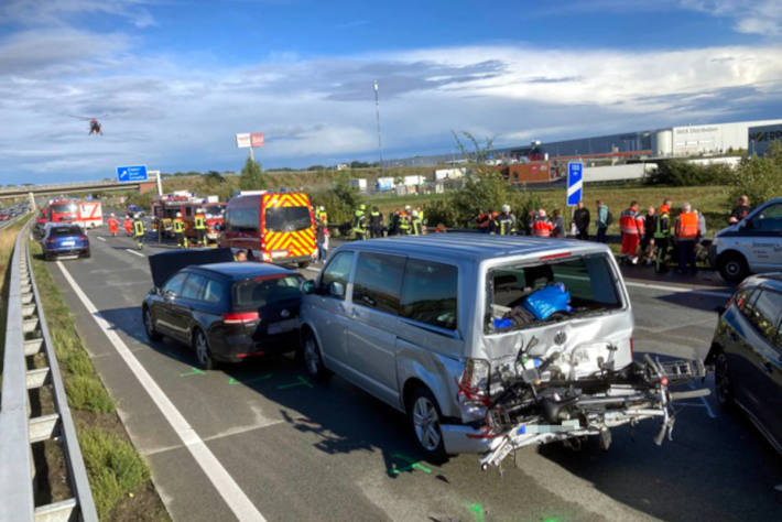 Mehr als 20 Verletzte bei Massenkarambolage auf der A1