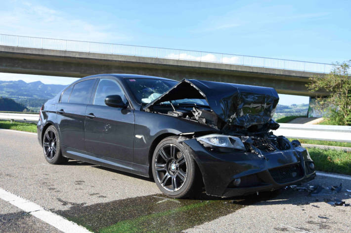 Am Unfall beteiligtes Fahrzeug auf der A53 bei Benken