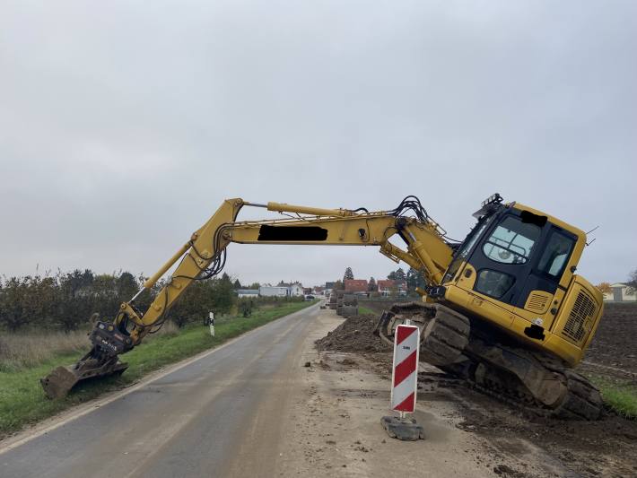 Bagger auf Baustelle gestohlen und quer auf Straße zurückgelassen