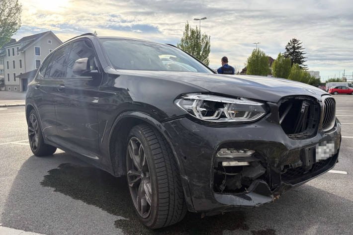 Der BMW wurde durch den Aufprall beschädigt.