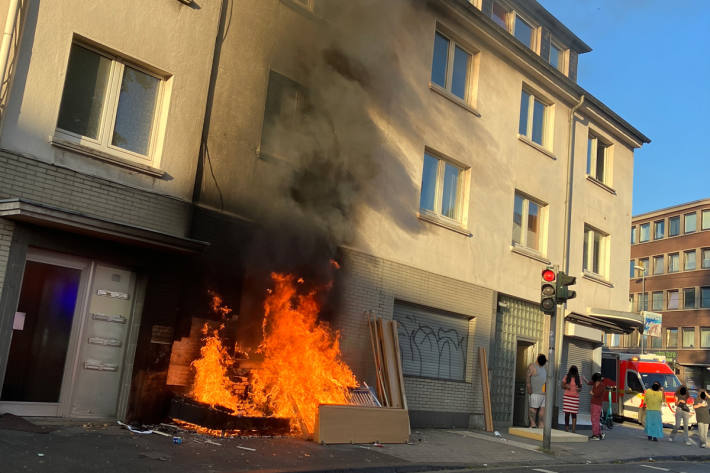 Müll vor dem Haus geriet in Brand.