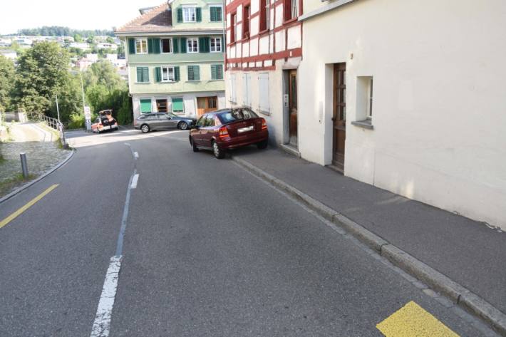 Zwei Menschen wurden heute in Wil SG auf dem Trottoir angefahren.