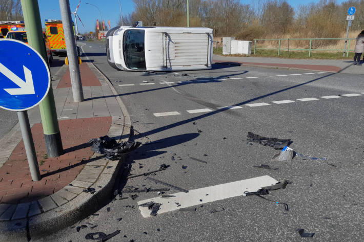 Verkehrsunfall mit Transporter und PKW - drei verletzte Personen