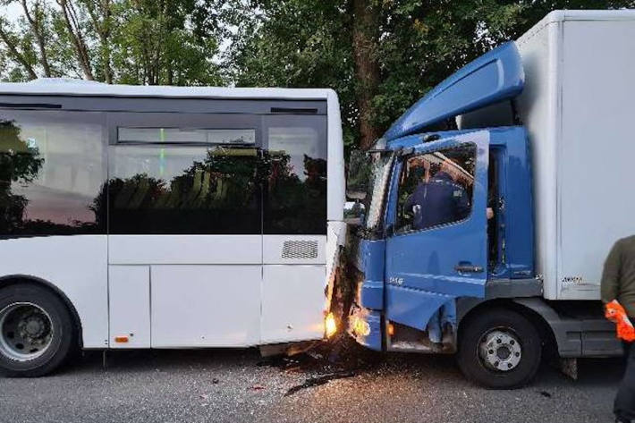 Auf Schulbus aufgefahren – 11 Verletzte