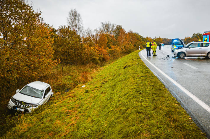 Ein Auto wurde bei dem Auffahrunfall in den Graben geschleudert.