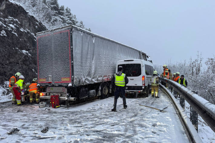 Ein Lkw-Lenker wurde durch die Feuerwehr befreit.