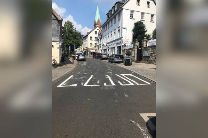 Besoffener Mann malt falschen Zebrastreifen auf die Straße