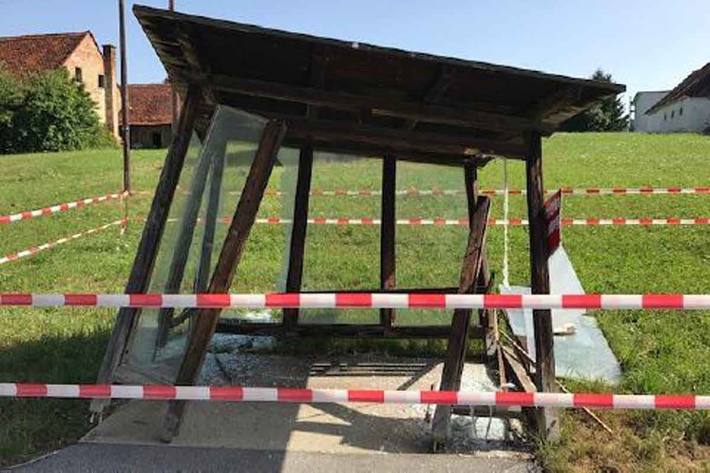 In Sankt Ruprecht an der Raab prallte ein Lkw-Lenker gegen das Wartehaus einer Bushaltestelle und beging Fahrerflucht