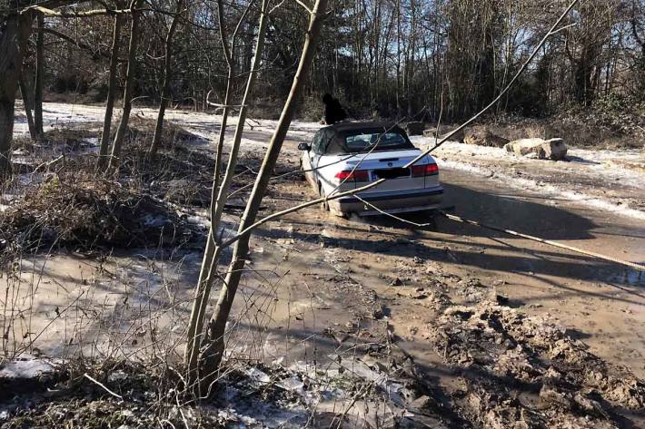 Mithilfe eines Bauern aus der Nachbarschaft konnte in Ingelheim das Fahrzeug aus dem Matsch gezogen werden