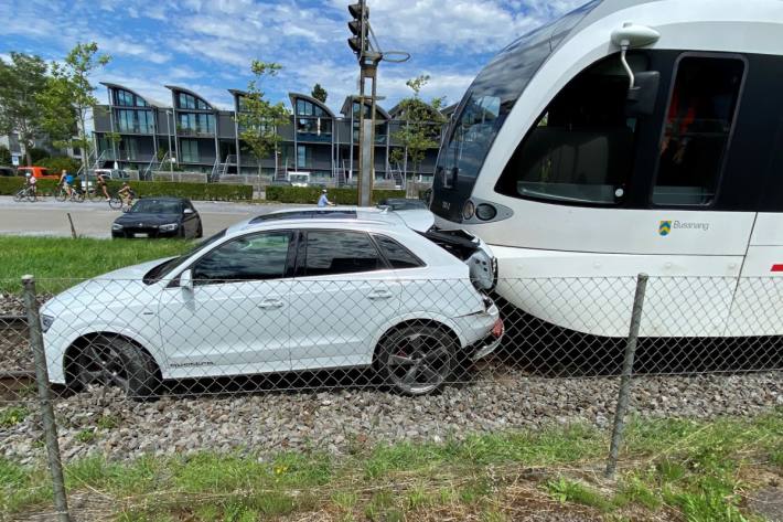 In Bottighofen ereignete sich heute ein Unfall zwischen Auto und Zug.