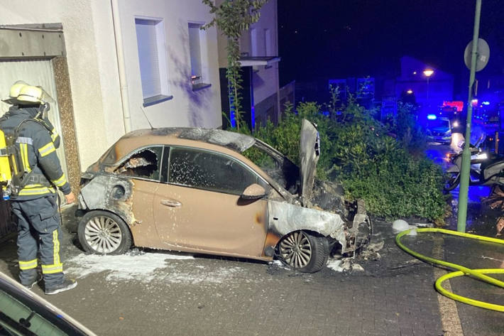 Der Opel geriet aus ungeklärten Gründen in Brand.