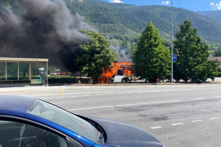 In Chalais VS brannte heute ein Bus.