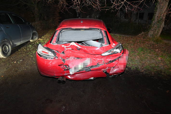 Auffahrunfall zwischen zwei Autos – beide Fahrer fahrunfähig