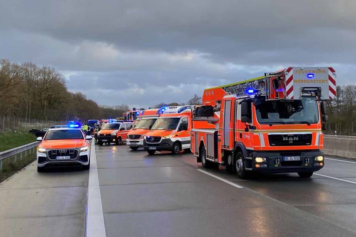 Infolge des Unfalls wurden 11 Fahrzeuginsassen verletzt