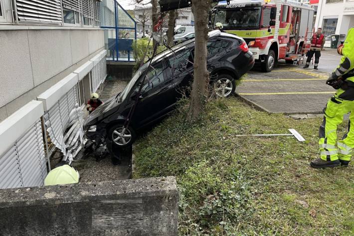 Beim Unfall in Arlesheim verletzte sich der Fahrer und das Auto musste abtransportiert werden.