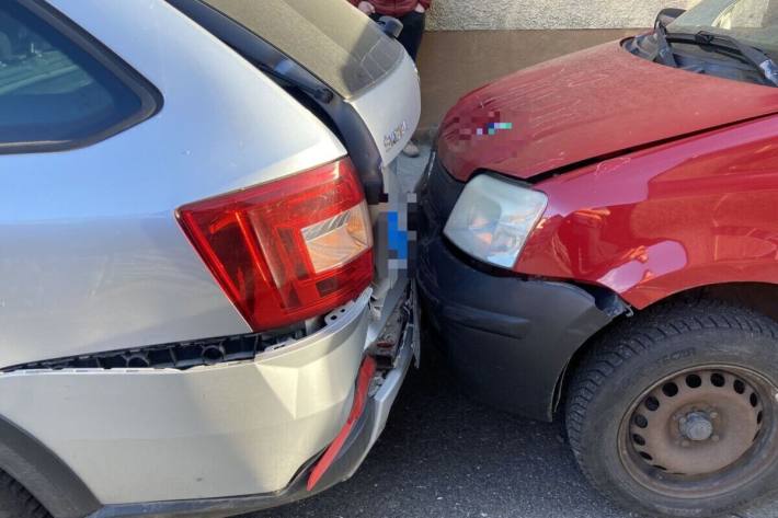 An beiden Fahrzeugen entstand hoher Sachschaden