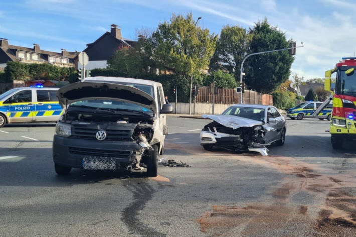 Verkehrsunfall im Kreuzungsbereich - Zwei Personen verletzt