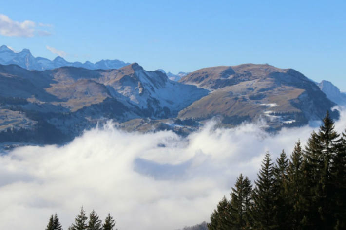 Der Föhn zerzaust die Hochnebeldecke im Muotatal.