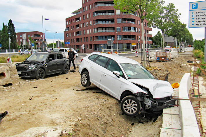 Beide Fahrer wurden schwer verletzt.