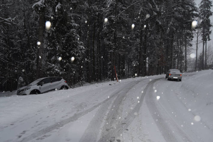 Schneebedeckter Strasse in den Gegenverkehr gerutscht