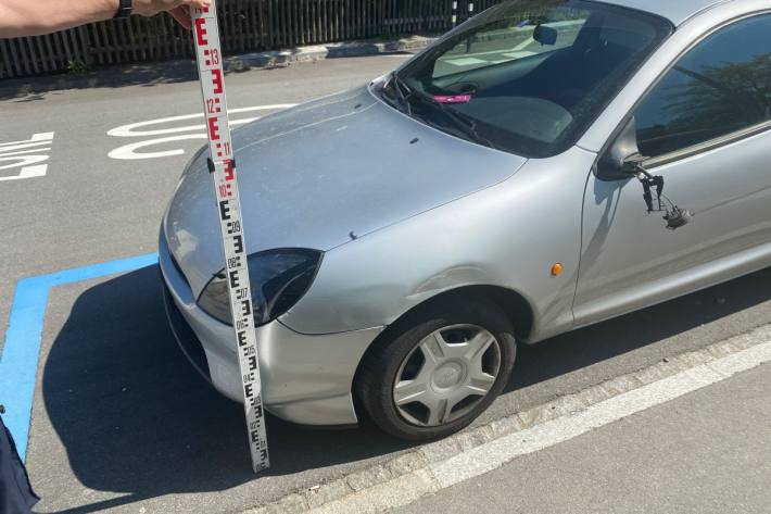 Auch ein parkiertes Auto wurde ein Mitleidenschaft gezogen.