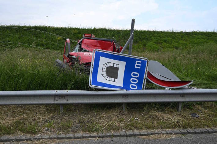 Das Fahrzeug kam nach einem Zusammenprall mit einer Signaltafel zum Stillstand