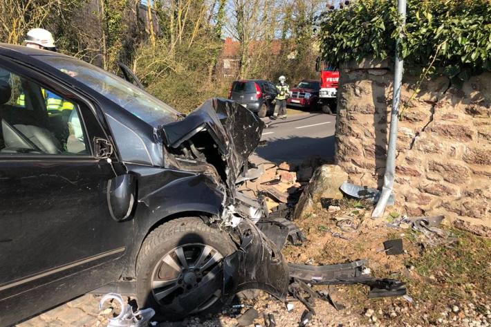 Der Unfalllenker verletzte sich beim Unfall mit der Friedhofsmauer in Langenlonsheim schwer.