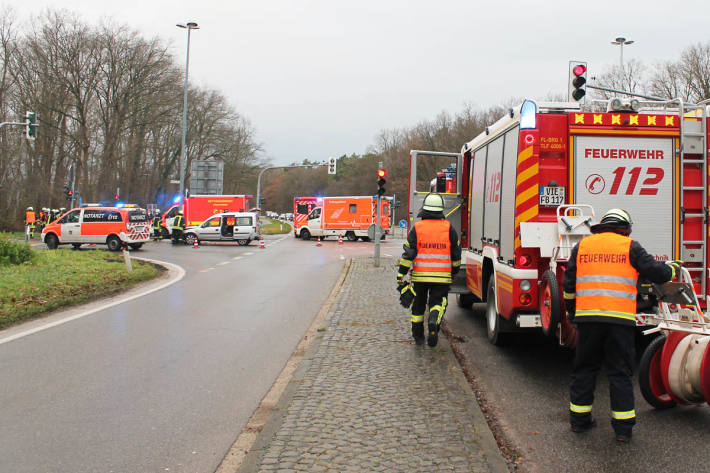 Alle vier Fahrzeuginsassen im unfallverursachenden Pkw wurden in Brüggen verletzt, drei von ihnen schwer