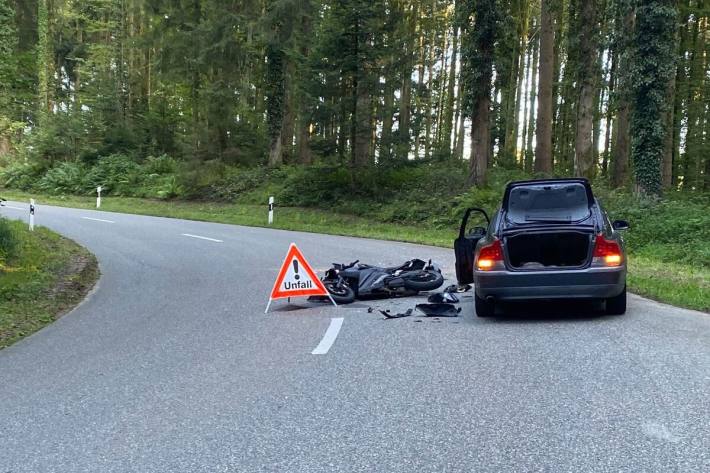 Eine Person wurde bei dem Unfall verletzt