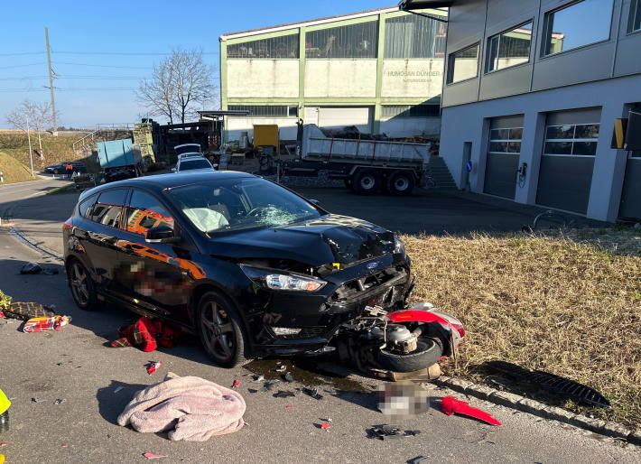 Kollision zwischen Auto und Roller – Rollerfahrer unbestimmt verletzt