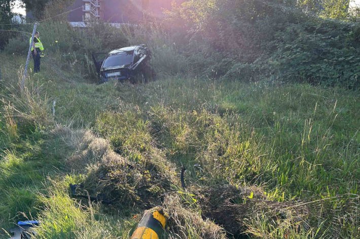 Nach der kollisionsreichen Fahrt blieb das Fahrzeug schlussendlich in einer Böschung stehen.